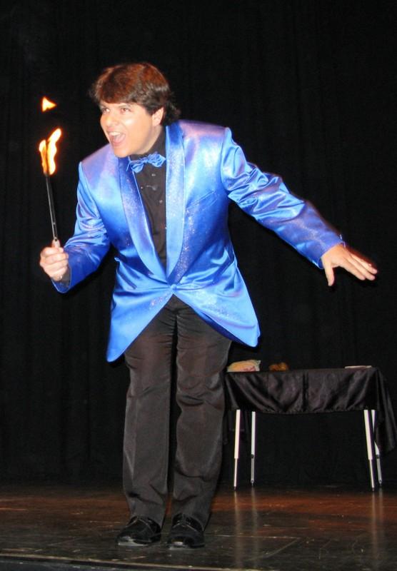 Magicien Olivier OK MAGICS avec torche enflammée pendant son Jubilée Show au Bouche à Oreille à Bruxelles mai 2010