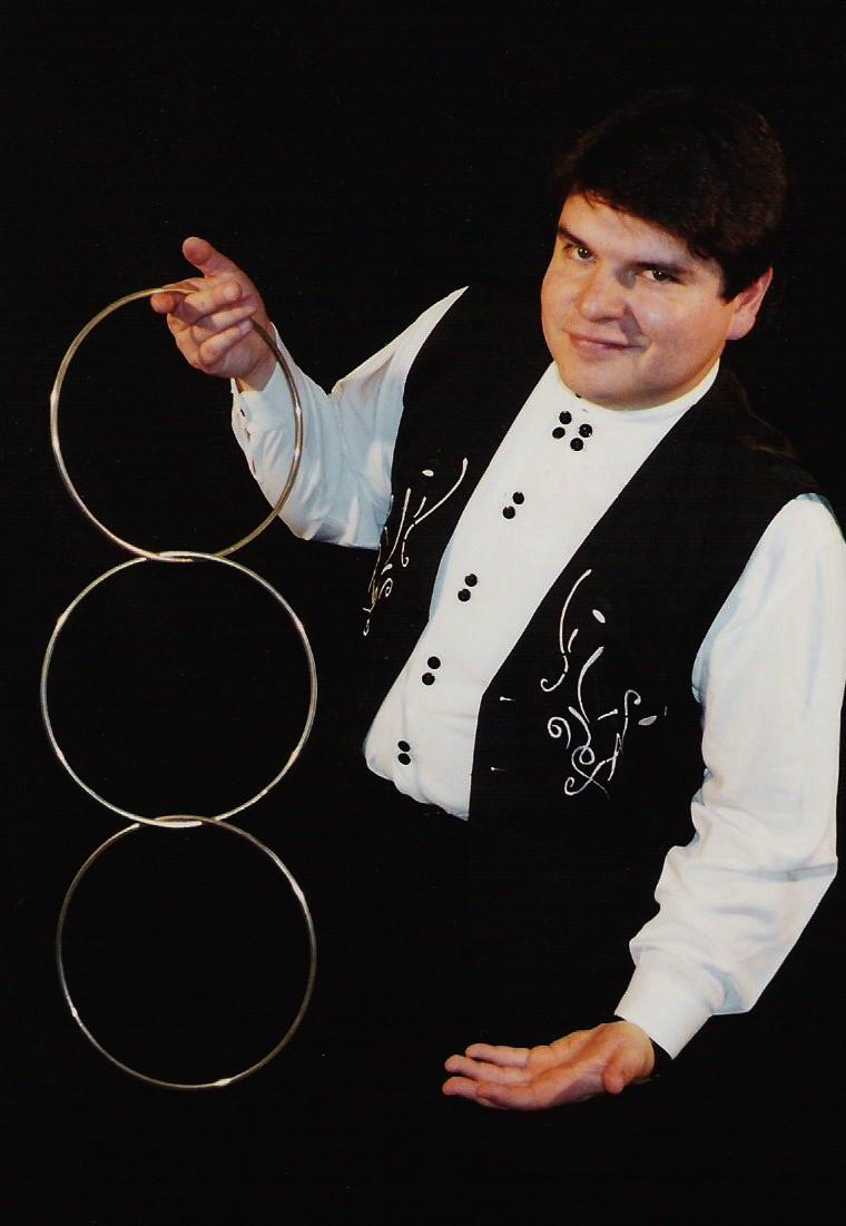 Magician Olivier OK MAGICS with linking rings