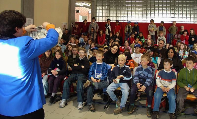 Magicien Olivier OK MAGICS durant spectcale de scène à l'Ecole Européenne à bruxelles 2008