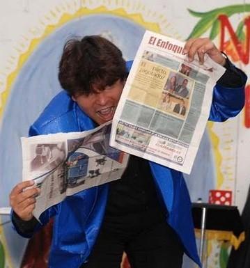 Magicien Olivier OK Magics présentant le Journal Déchiré et Restauré à Tindaya Fuerteventura Espagne en été 2010