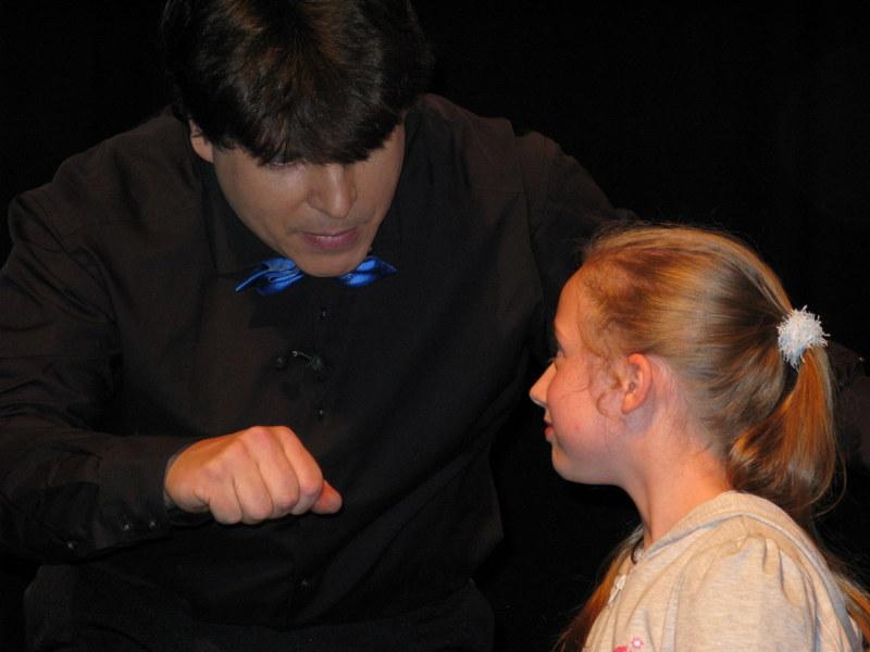 Mago Olivier OK MAGICS presentando un truco de proximidad Jubilée Show en Bruselas 2010