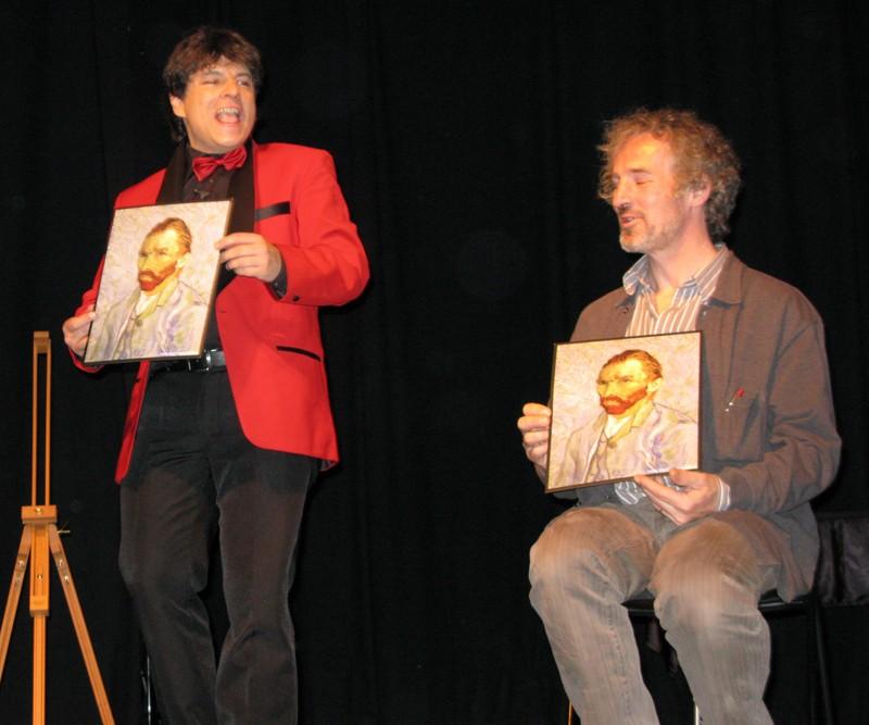 Zauberer Olivier OK MAGICS performt Gemälde-übereinstimmungstrick in Brüssels während der Jubilée Show 2010