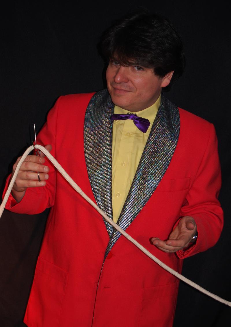 Magician Olivier OK MAGICS cutting a rope