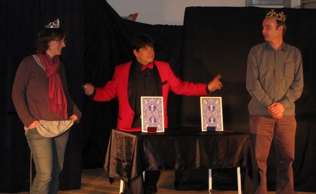 Magician Olivier OK MAGICS interacting with a couple during Jubilée Show Brussels 2010