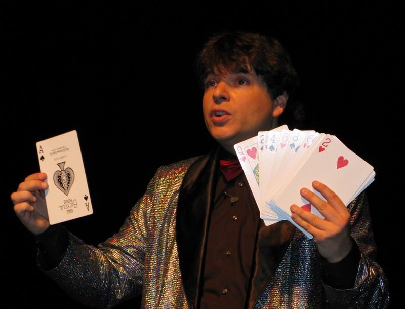 Magicien Olivier OK MAGICS présentant un tour avec des cartes géantes Jubilée Show à Bruxelles en 2010