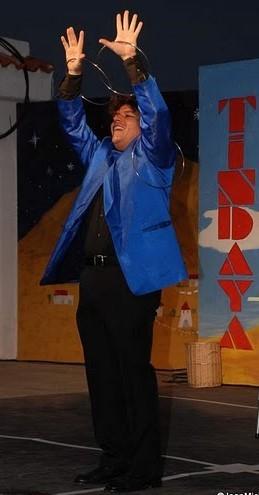 Magician Olivier OK MAGICS performing Linking Rings in Tindaya Fuerteventura Jubilée Tour 2010