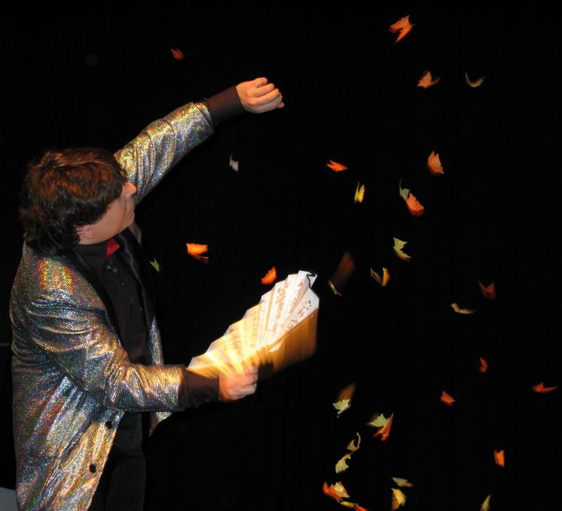 Mago Olivier OK MAGICS presentando Mariposas volandas Jubiée Show Bruselas 2010