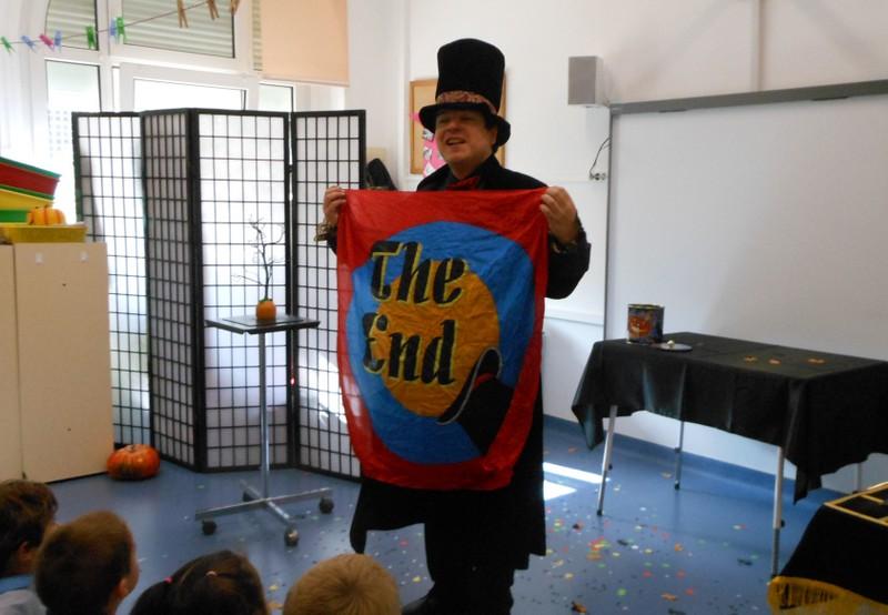 Mago Olivier OK MAGICS al final de una actuación en una escuela en Pamplona 2014