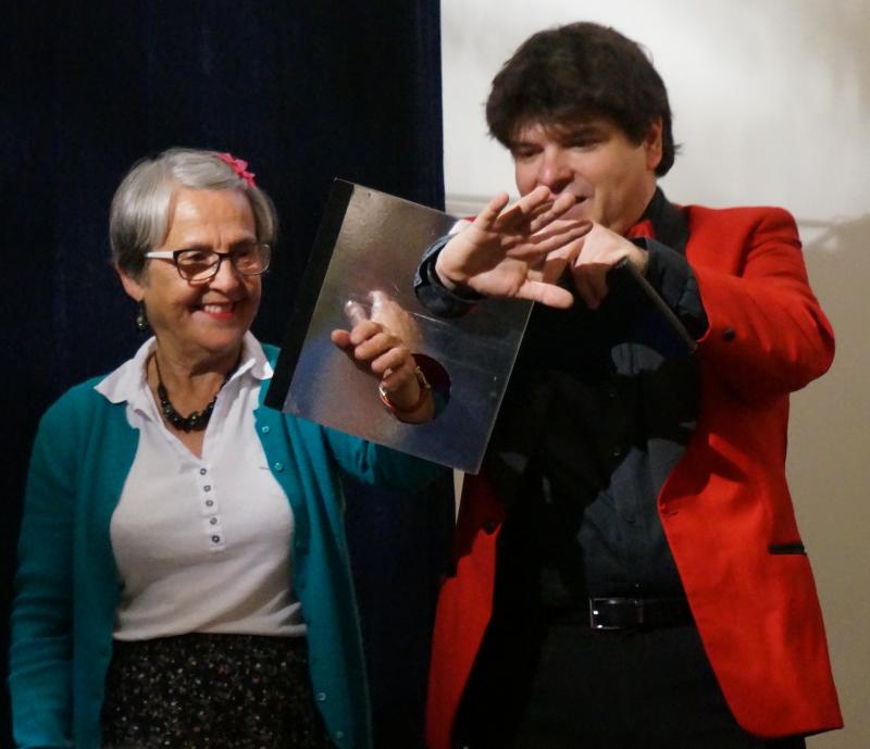 Mago Olivier Klinkenberg OK MAGICS número mágico interactivo con una espectadora y una hoja en Bourgogne Francia mayo 2015 