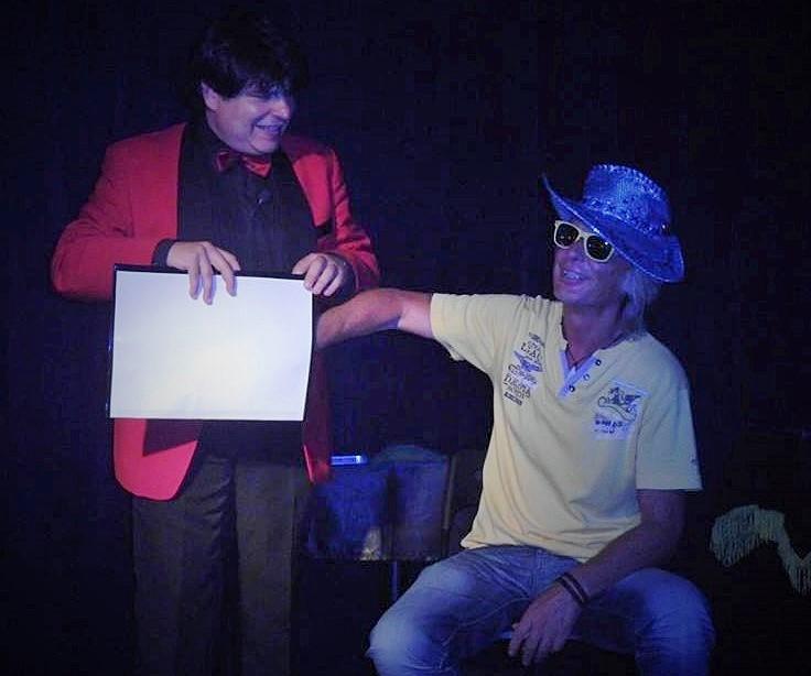 Goochelaar Olivier Klinkenberg OK MAGICS interactieve comedy goocheltruc met grappige toeschouwer op Tenerife Spanje juli 2015