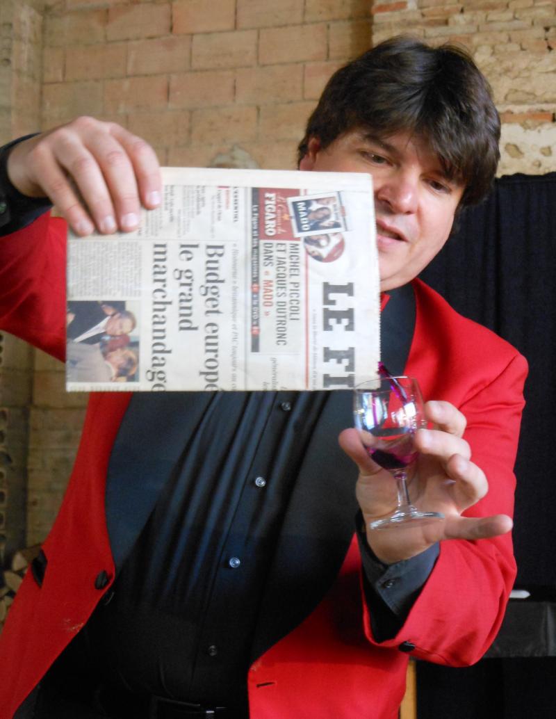 Magician Olivier Klinkenberg OK MAGICS wine from newspaper magic trick in Toulouse France June 2015